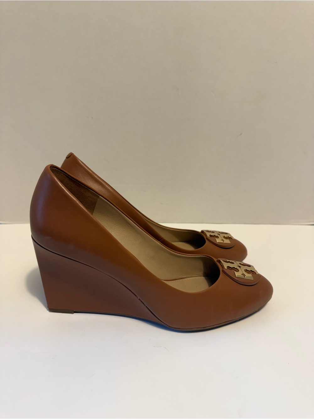 Tory Burch brown leather wedge pumps round toe logo slip on womens 9.5